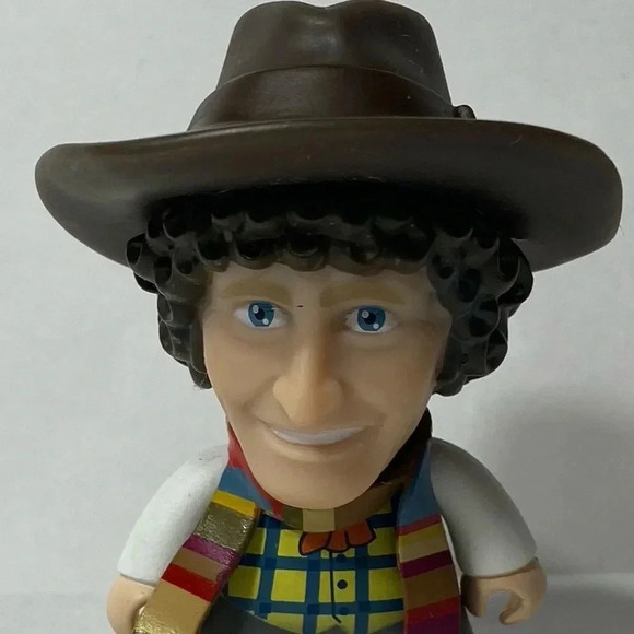 Doctor Who - Titans Vinyl Figure - The 4th Doctor in Vest 🧣🤎 - Picture 2 of 7